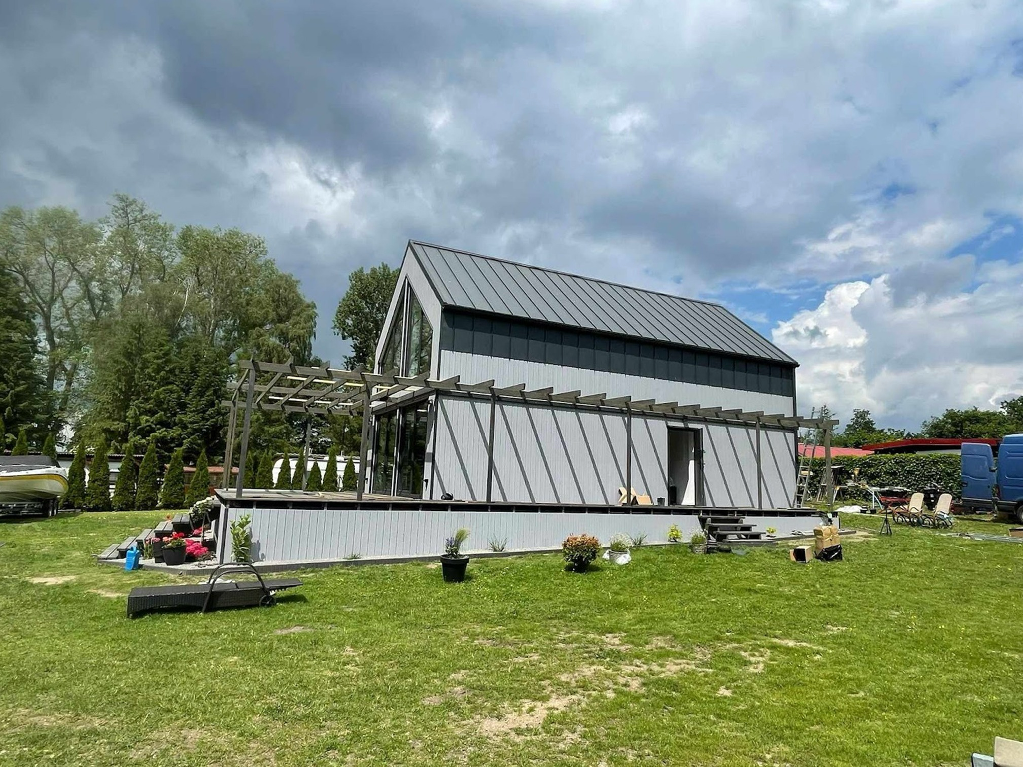 Dom na wąską działkę. Czy to problem czy szansa?